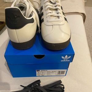 Adidas Gazelle new in box sneakers size 9.5 US/43.5 European Unisex